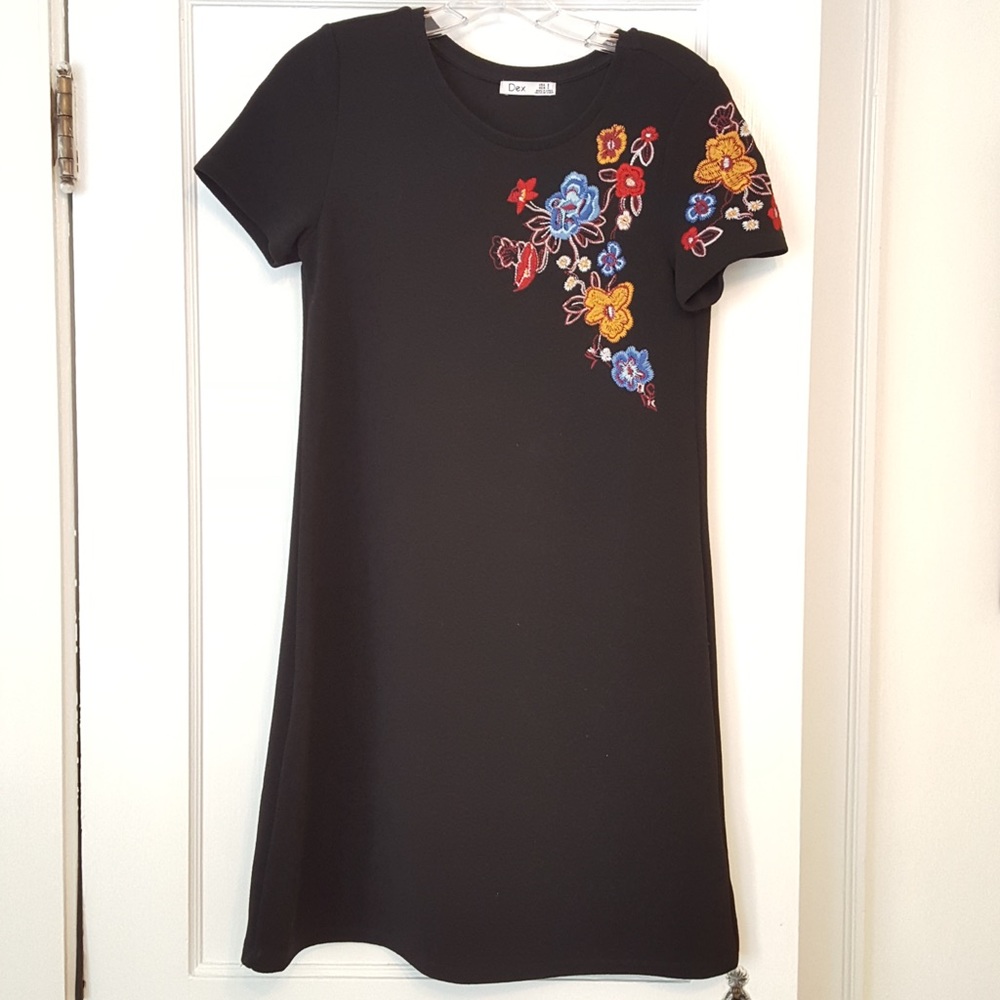 Women’s Dex Black Short Sleeve Embroidered Dress Size small